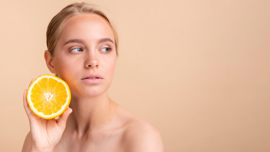 Care este legătura dintre vitamina C și colagen (femeie blonda, portocala, skincare)