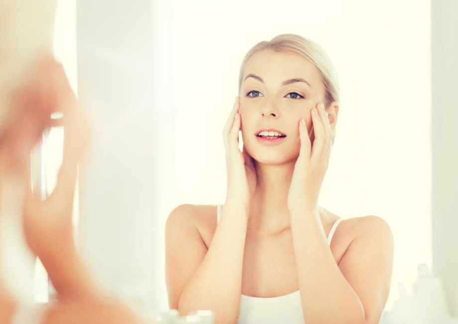 Ce efect are aportul de zinc asupra sănătății și tinereții pielii (femeie frumoasa care se uita in oglinda, ten tanar, piele radianta)